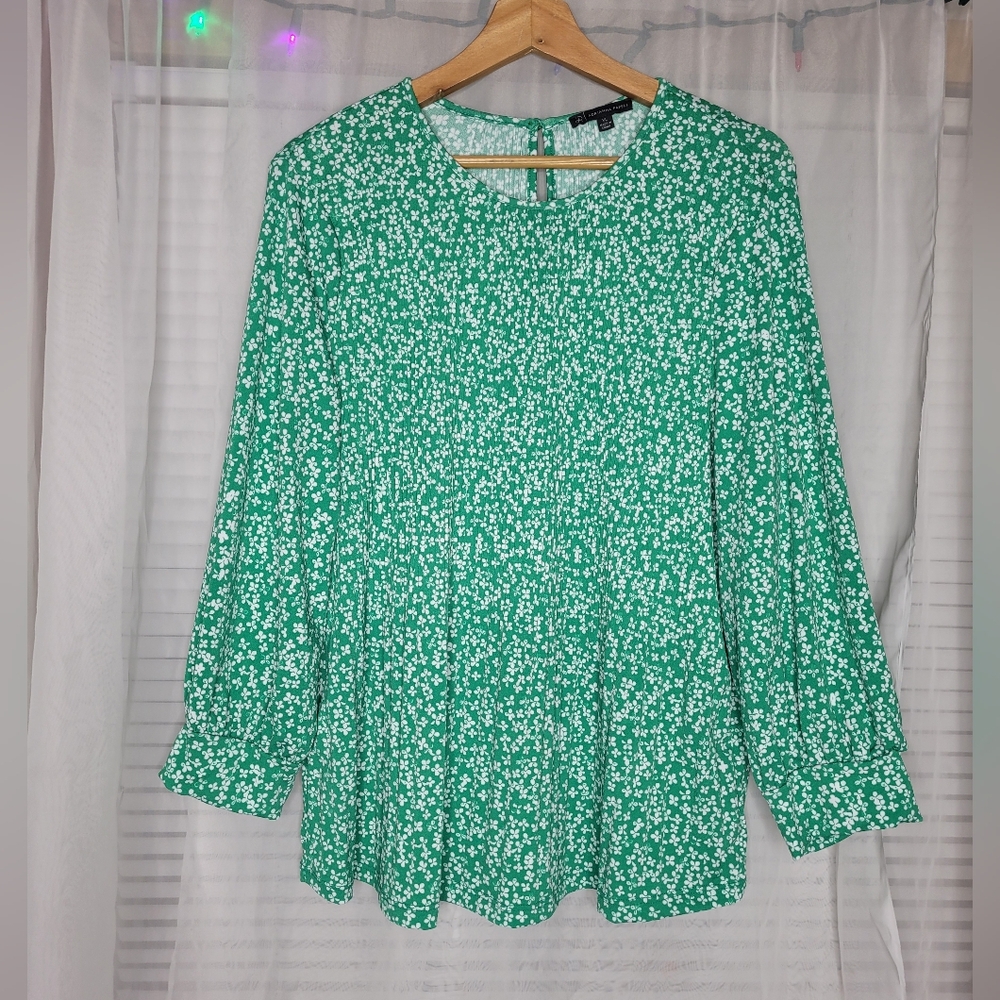 Adrianna Papell Blouse Size XL Green  White Clover Flowy Pleated Keyhole Stretch